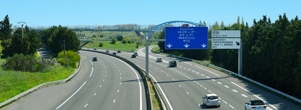 autoroute et panneaux