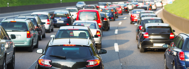 voitures bloquées dans le trafic