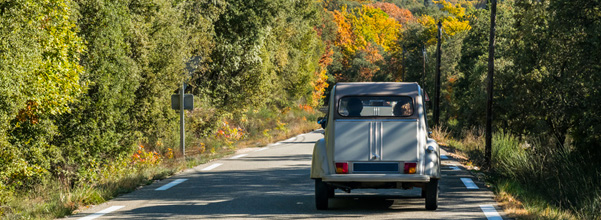 Une 2CV sur la route